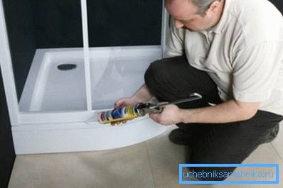 À la fin des travaux d’installation, les joints technologiques sont scellés avec du silicone À la fin des travaux d’installation, les joints technologiques sont scellés avec du silicone