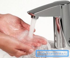 Pourquoi les tuyaux bourdonnent-ils lorsque vous ouvrez le robinet avec de l'eau chaude ou froide?