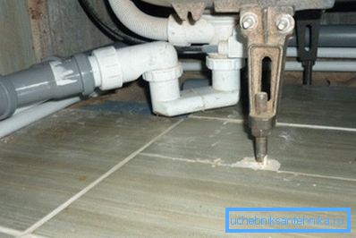 Sous le support, placez un matériau durable car, par exemple, une tuile sous le poids de la cabine peut facilement se fissurer.
