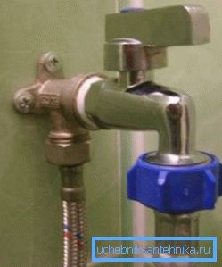 Alimentation en eau de la machine avec un robinet séparé Alimentation en eau de la machine avec un robinet séparé