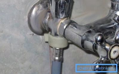 Alimentation en eau de la machine à laver à travers le mélangeur Alimentation en eau de la machine à laver à travers le mélangeur
