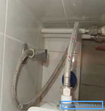 L'alimentation en eau est organisée par un tube flexible. L'alimentation en eau est organisée par un tube flexible.