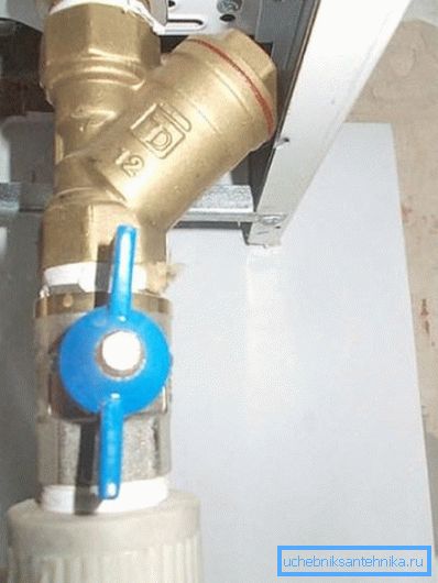 Il est souhaitable d'organiser l'alimentation en eau de la chaudière à l'aide d'un filtre et de vannes. Il est souhaitable d'organiser l'alimentation en eau de la chaudière à l'aide d'un filtre et de vannes.