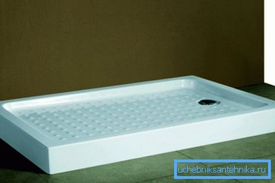 La palette libère de l'espace dans la salle de bain.