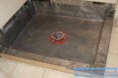 Base préparée avec imperméabilisation et drainage: une cabine de douche avec receveur de douche profond 90x90 cm peut être installée ici. Base préparée avec imperméabilisation et drainage: une cabine de douche avec receveur de douche profond 90x90 cm peut être installée ici.