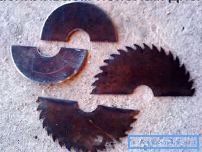 Disques préparés sciés en deux. Disques préparés sciés en deux.