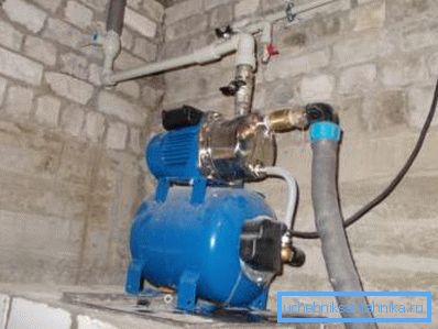 Connectez le tuyau d'alimentation à la pompe. Connectez le tuyau d'alimentation à la pompe.