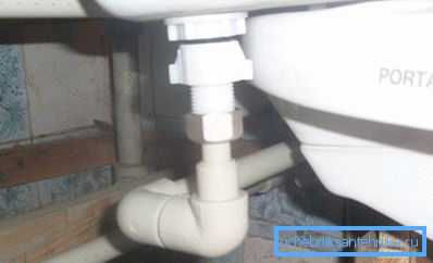 Connectez l'alimentation en eau. Connectez l'alimentation en eau.