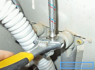 Nous connectons des conduites d'eau. Nous connectons des conduites d'eau.