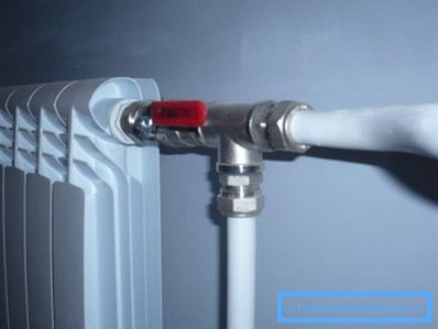 Raccordement d'un système métal-plastique à un radiateur de chauffage. Raccordement d'un système métal-plastique à un radiateur de chauffage.