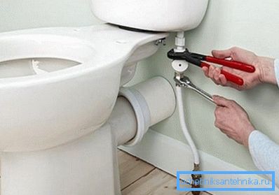 Raccordement des toilettes à la canalisation d’égout située horizontalement
