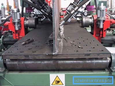 Un tel équipement est utilisé à diverses fins, par exemple dans la production de faisceaux en I Un tel équipement est utilisé à diverses fins, par exemple dans la production de faisceaux en I