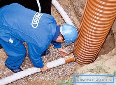 Raccordement des tuyaux de drainage.