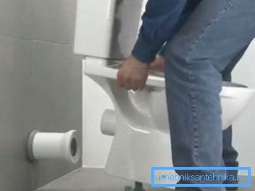 Relier la toilette au tuyau dur Relier la toilette au tuyau dur