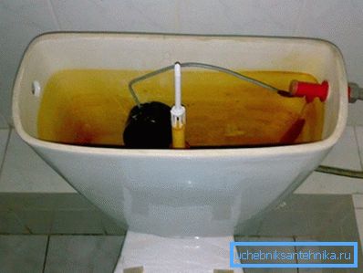 De la citerne, de l'eau fuit dans les toilettes - il est temps de changer les raccords De la citerne, de l'eau fuit dans les toilettes - il est temps de changer les raccords
