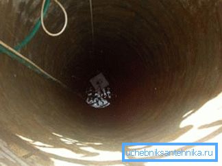 La pompe submersible est installée directement dans le puits. La pompe submersible est installée directement dans le puits.