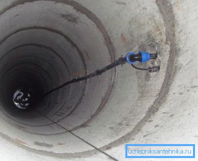 Pompe submersible dans le puits. Photo