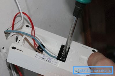Montre le processus de connexion du thermostat. Montre le processus de connexion du thermostat.