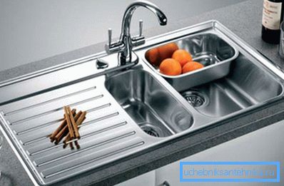 Un modèle avec une petite tasse supplémentaire est montré. Un modèle avec une petite tasse supplémentaire est montré.