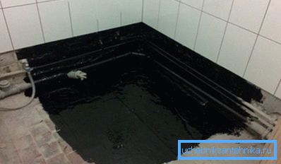 Plancher recouvert d'une couche d'étanchéité à base de bitume Plancher recouvert d'une couche d'étanchéité à base de bitume