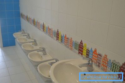 Grand lavabo et évier pour bébé à la maternelle. Grand lavabo et évier pour bébé à la maternelle.