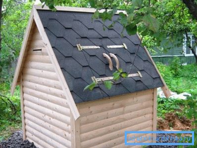 Une maison de puits entièrement fermée sert de couverture de puits. Une maison de puits entièrement fermée sert de couverture de puits.