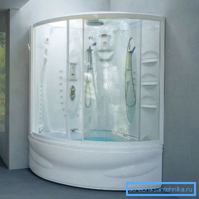 Cabine de douche entièrement fermée située dans le salon