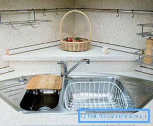Tablette pour aliments ou autres articles dans le coin derrière le mixeur Tablette pour aliments ou autres articles dans le coin derrière le mixeur