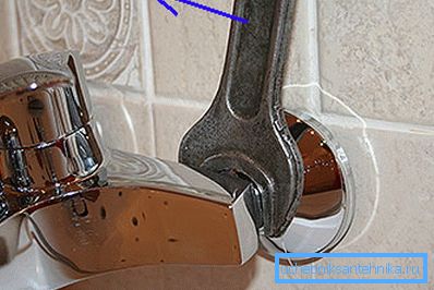 Il n'est pas recommandé d'utiliser la clé à fourche car il est possible d'endommager le revêtement, il est préférable d'utiliser des raccords évasés. Il n'est pas recommandé d'utiliser la clé à fourche car il est possible d'endommager le revêtement, il est préférable d'utiliser des raccords évasés.
