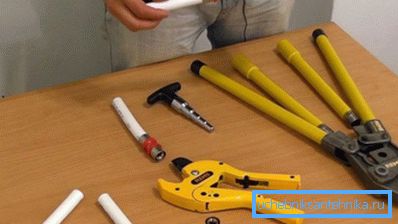 En plus de la presse, nous vous recommandons d’acheter un couteau pour métal-plastique En plus de la presse, nous vous recommandons d’acheter un couteau pour métal-plastique