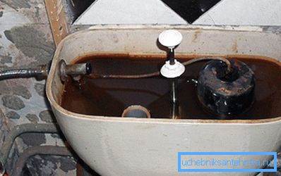 Mécanisme à flotteur après plusieurs années de fonctionnement Mécanisme à flotteur après plusieurs années de fonctionnement