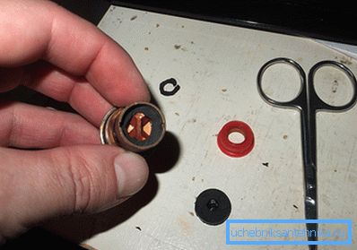 Parfois, il suffit d'installer un joint d'étanchéité en caoutchouc improvisé pour ne pas procéder à un remplacement complet.