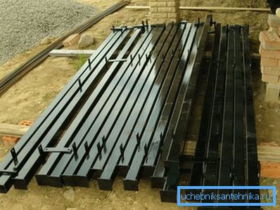 Parfois, les produits profilés pour de tels besoins sont immédiatement fabriqués sous forme de racks avec des emplacements pour la fixation à l’aide de boulons Parfois, les produits profilés pour de tels besoins sont immédiatement fabriqués sous forme de racks avec des emplacements pour la fixation à l’aide de boulons