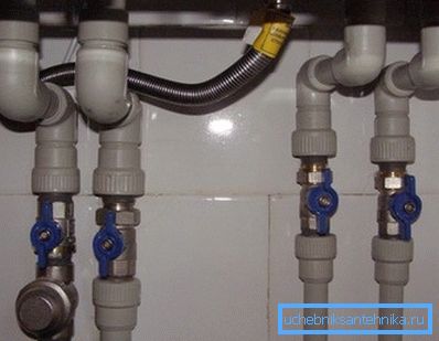 Après l'installation de la chaudière à ses connexions doivent être fournis un accès gratuit et rapide.