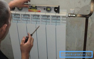 Après l’installation, la batterie doit présenter une légère pente vers le pipeline. Après l’installation, la batterie doit présenter une légère pente vers le pipeline.