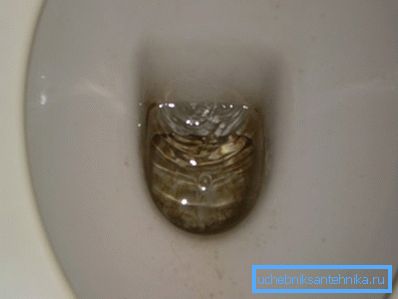 L’eau qui coule constamment du réservoir ne dépense pas seulement pour les nerfs, mais aussi pour l’argent L’eau qui coule constamment du réservoir ne dépense pas seulement pour les nerfs, mais aussi pour l’argent
