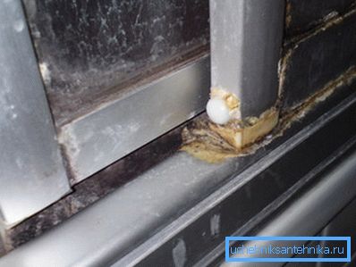 Les fuites permanentes finissent par provoquer la corrosion et la destruction des éléments structuraux. Les fuites permanentes finissent par provoquer la corrosion et la destruction des éléments structuraux.