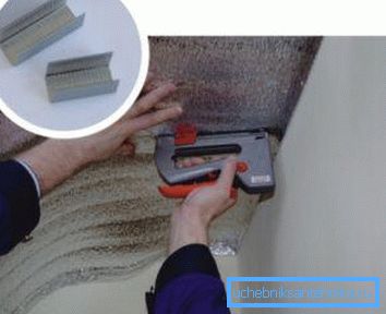 Le plafond doit être protégé par un isolant thermique spécial. Le plafond doit être protégé par un isolant thermique spécial.
