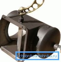 A tourné la valve et la suie s'est déversée A tourné la valve et la suie s'est déversée