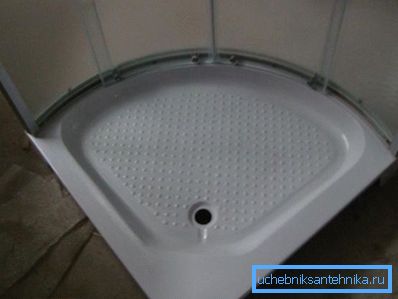 Un coin de douche avec une casserole en acrylique de 80x80 mm est présenté. Un coin de douche avec une casserole en acrylique de 80x80 mm est présenté.