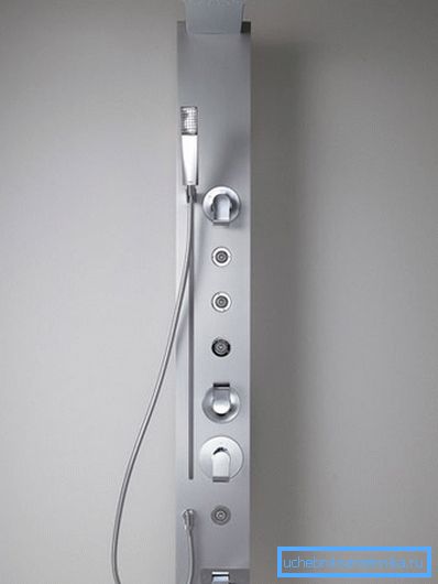 La conception sous la forme d'un panneau avec hydromassage et douche est présentée. La conception sous la forme d'un panneau avec hydromassage et douche est présentée.