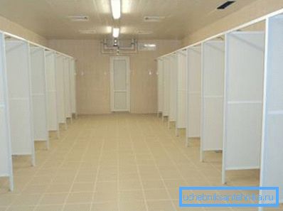 Présenté cloisons prêtes à l'emploi pour la douche de plastique dans la salle commune. Présenté cloisons prêtes à l'emploi pour la douche de plastique dans la salle commune.
