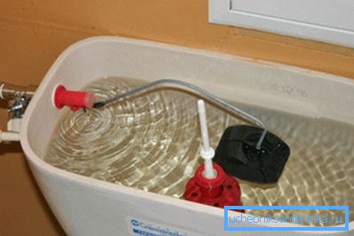 Le dépassement du niveau d'eau autorisé dans le réservoir provoque également des fuites. Le dépassement du niveau d'eau autorisé dans le réservoir provoque également des fuites.