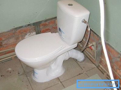 À l'entrée latérale, il y aura toujours des tuyaux visibles qui gâcheront beaucoup l'apparence et gêneront parfois l'emplacement commode de la cuvette des toilettes dans la pièce.