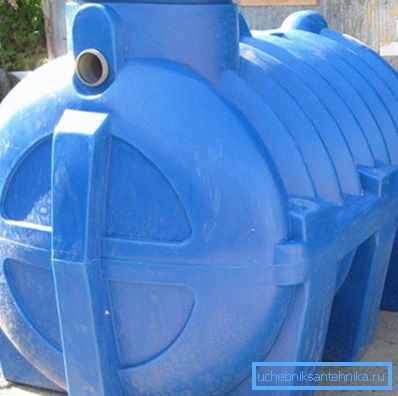 Avec de grands volumes d’eaux usées, un conteneur spécial est enfoui dans le sol - fosse septique - eau d’épuration Avec de grands volumes d’eaux usées, un conteneur spécial est enfoui dans le sol - fosse septique - eau d’épuration