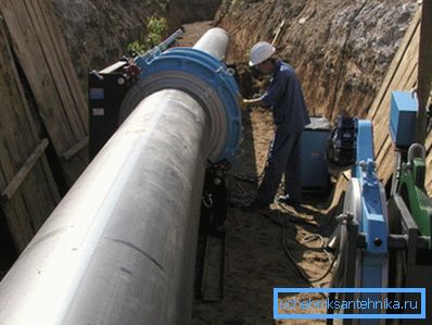 Avec un diamètre de pipeline de 800 mm par jour ouvrable, huit joints maximum peuvent être réalisés. Avec un diamètre de pipeline de 800 mm par jour ouvrable, huit joints maximum peuvent être réalisés.
