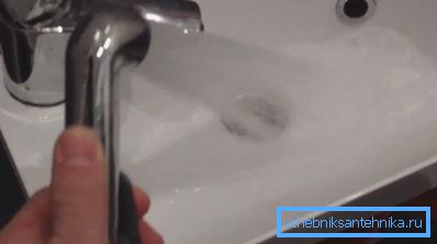 Lorsque vous appuyez sur un bouton de la douche, les robinets arrêtent le flux d’eau vers le bec Lorsque vous appuyez sur un bouton de la douche, les robinets arrêtent le flux d’eau vers le bec