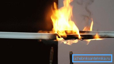 Lorsque le PVC brûle, des gaz toxiques sont libérés. Lorsque le PVC brûle, des gaz toxiques sont libérés.