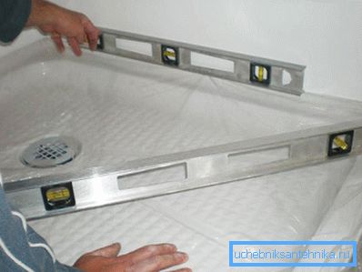 Lors de l'installation de la palette, observez la pente dans le sens du drain. Lors de l'installation de la palette, observez la pente dans le sens du drain.