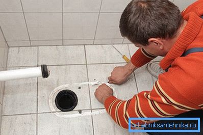 Lors de l'installation d'une toilette avec une sortie verticale, la buse pénètre dans le col du tuyau monté dans le sol Lors de l'installation d'une toilette avec une sortie verticale, la buse pénètre dans le col du tuyau monté dans le sol